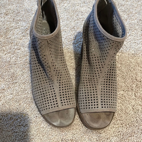 Vince Camuto  tan booties - Picture 1 of 4